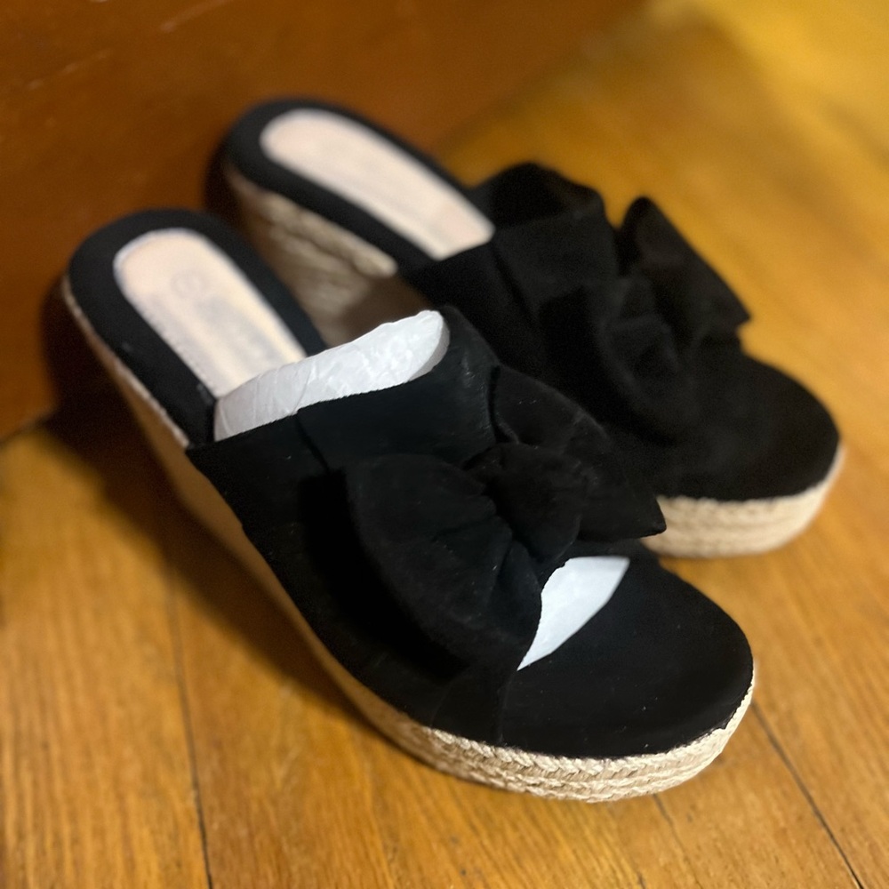NWOT Black Bow Wedge Sandals